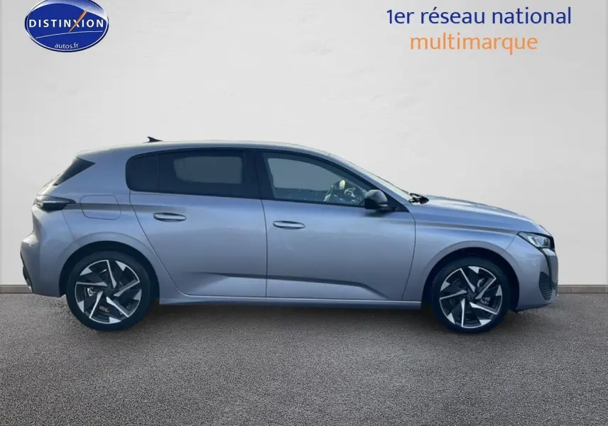 Profil côté gauche d'une Peugeot 308 gris artense 2025 avec jantes alliage et vitres surteintées.