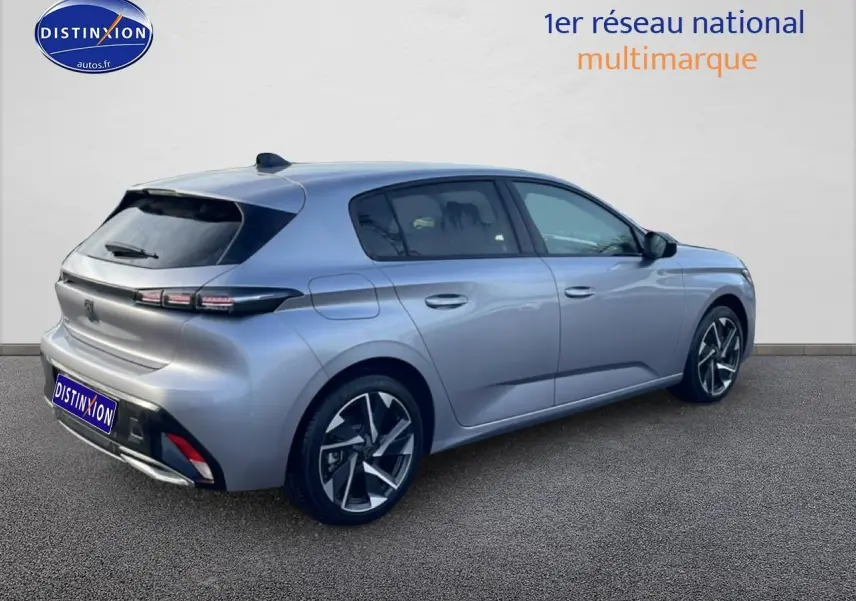 Vue 3/4 arrière droite d'une Peugeot 308 gris artense avec jantes alliage et feux arrière LED distinctifs.