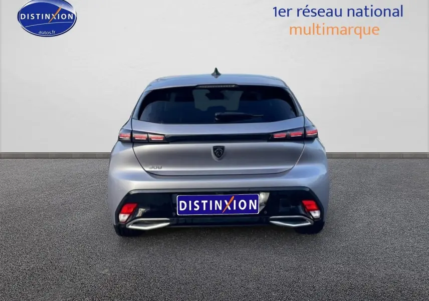Vue arrière de la Peugeot 308 gris artense 2025 avec feux LED et lunette arrière surteintée.