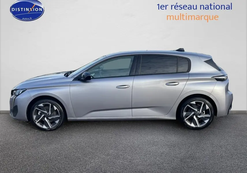 Vue latérale droite d'une Peugeot 308 1.2 hybrid 145 allure e-dcs6 gris artense avec jantes alu et vitres surteintées.
