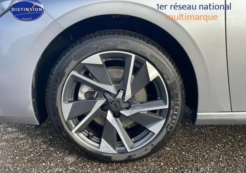 Gros plan sur la jante alu bicolore d'une Peugeot 308 gris artense, côté arrière droit du véhicule.