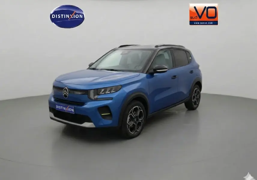 Citroën C3 bleu en 3/4 avant droit, avec jantes alliage 17 pouces et toit noir contrasté.