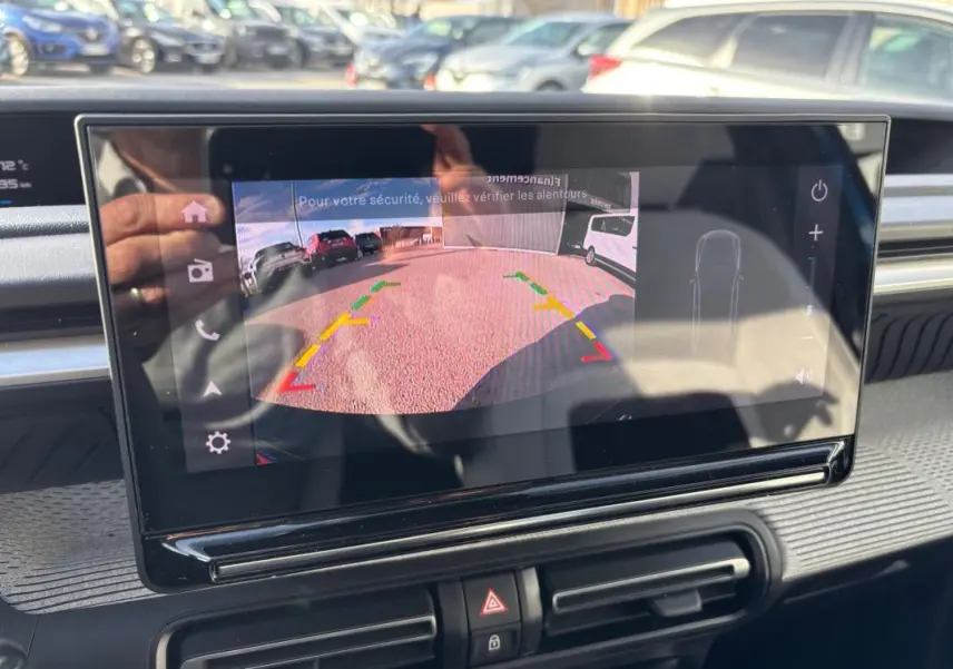 Écran central affichant la caméra de recul du Citroën C3 Turbo bleu, vue intérieure avec tableau de bord moderne.