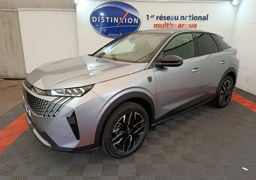 Peugeot 3008 gris clair en 3/4 avant droit, avec calandre distinctive et jantes noires brillantes.
