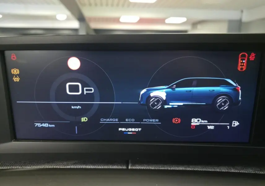 Affichage numérique intérieur montrant un SUV Peugeot 5008 bleu de profil droit sur écran de tableau de bord.