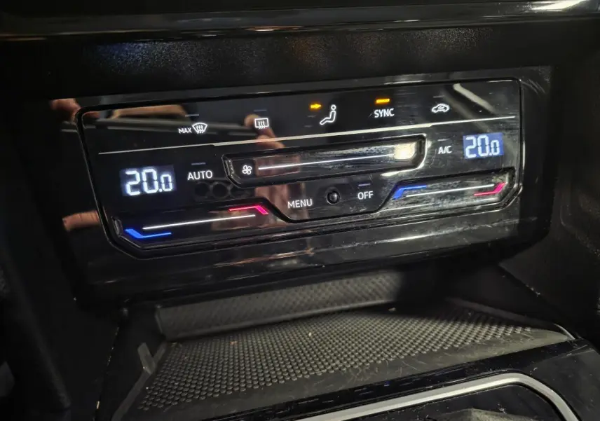 Panneau de commande de la climatisation automatique bi-zone de la Volkswagen Passat SW 2024, affichage digital à 20°C.
