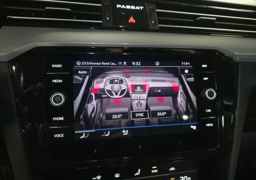 Écran tactile central de la Volkswagen Passat 2024 affichant la vue intérieure avec réglages climatisation à 20°C.
