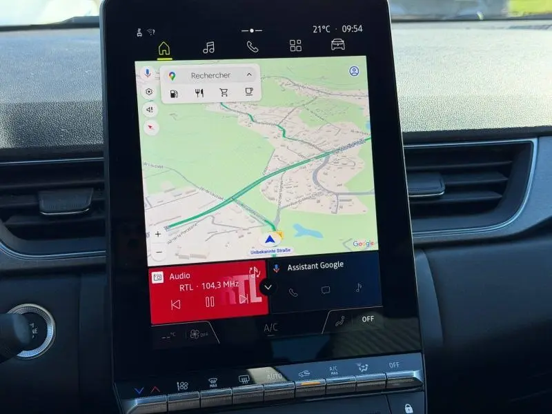 Écran tactile central du Renault Captur 2025 affichant la navigation Google Maps et la radio RTL, intérieur noir.