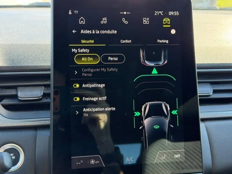 Écran tactile central du Renault Captur 2025 affichant les aides à la conduite dans l'habitacle.