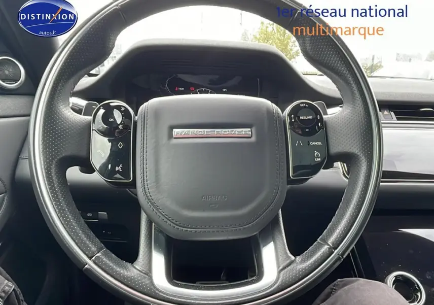 Volant cuir noir de Range Rover Evoque 2020 vu de face, avec commandes multifonctions intégrées et tableau de bord partiel.