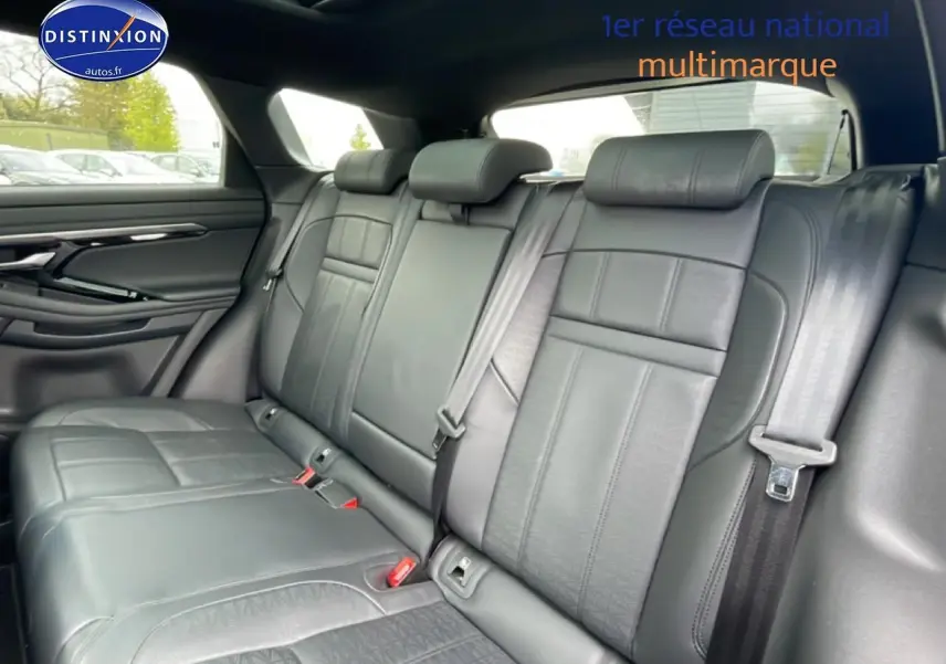 Vue intérieure montrant la banquette arrière en cuir noir du Range Rover Evoque 2020, avec ceintures et appuie-têtes.