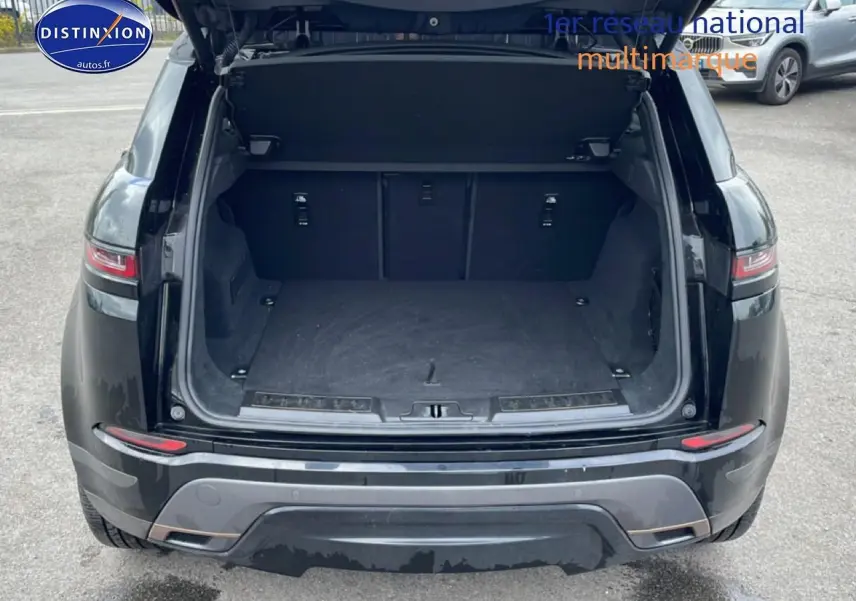Vue arrière avec coffre ouvert d’un Range Rover Evoque noir 2020, soulignant son espace de chargement vide.