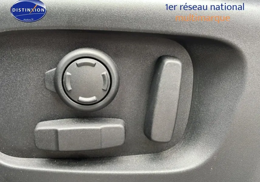 Gros plan sur les commandes électriques de réglage du siège côté conducteur du Range Rover Evoque noir 2020.