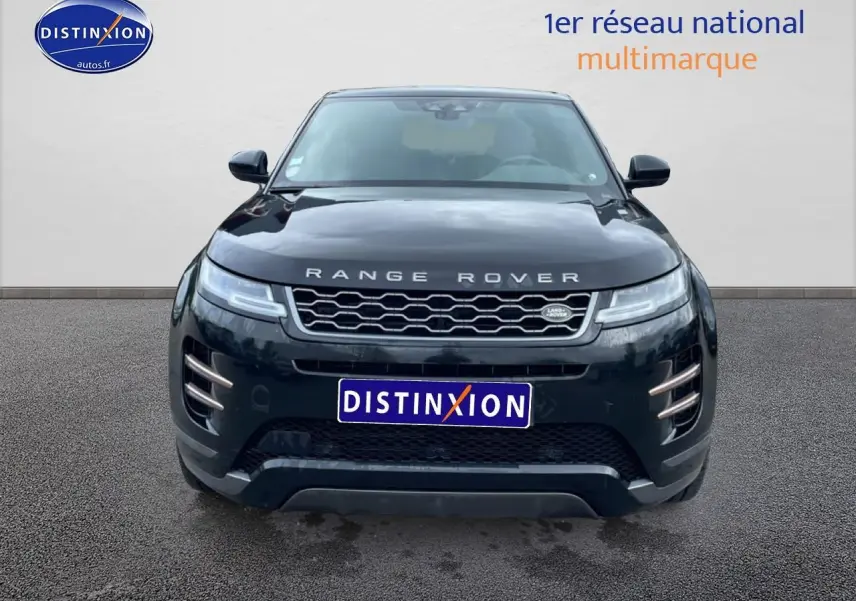 Vue frontale d'un Range Rover Evoque noir 2020 avec calandre hexagonale et feux LED distinctifs.