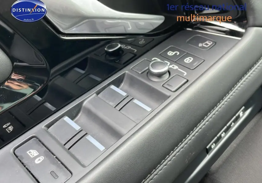 Gros plan sur les commandes de vitres et rétroviseurs côté conducteur du Range Rover Evoque noir, intérieur cuir noir.