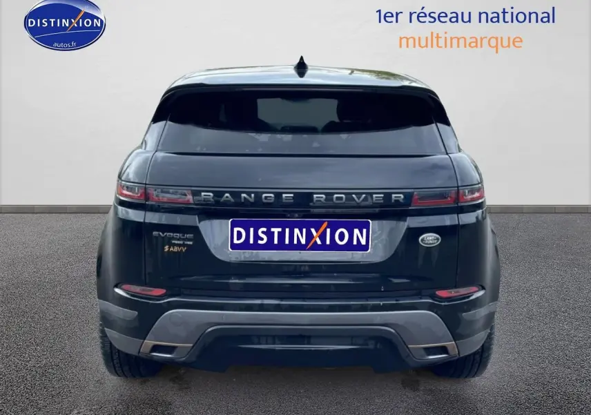 Vue arrière d'un Range Rover Evoque noir 2020 avec feux LED et double sortie d'échappement chromée.