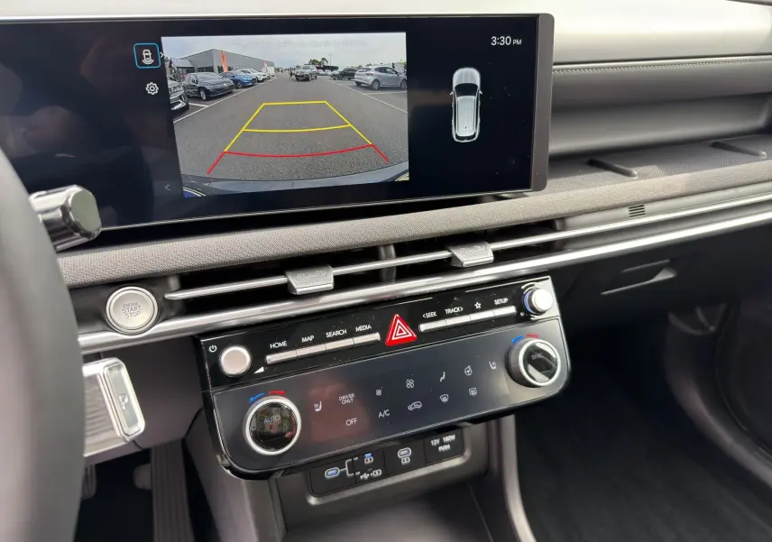 Vue intérieure du tableau de bord du Hyundai Tucson 1.6 Hybrid 239 Creative 2026, avec écran tactile affichant la caméra de recul.