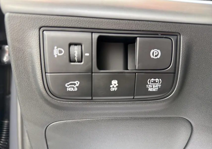 Gros plan sur les commandes noires du tableau de bord côté conducteur du Hyundai Tucson gris foncé 2026.