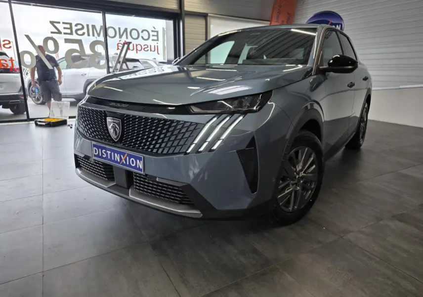 Peugeot 3008 bleu en 3/4 avant droit, calandre noire à motif géométrique et feux LED à griffes distinctifs.