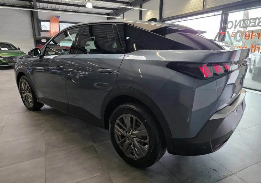 Vue 3/4 arrière droite d’un Peugeot 3008 bleu métallisé avec feux arrière à LED en forme de griffes et jantes alliage 18 pouces.