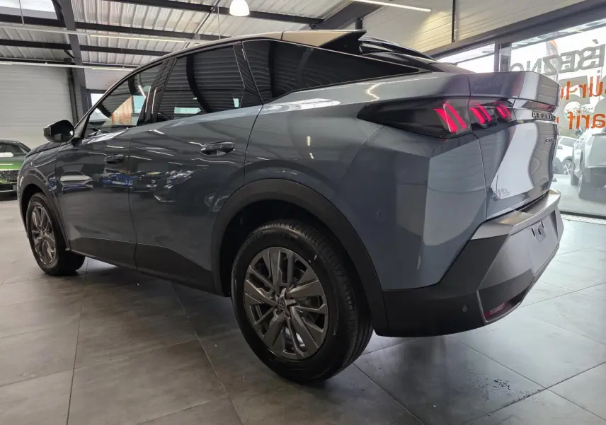 Vue 3/4 arrière gauche du Peugeot 3008 bleu métallisé avec feux arrière à LED 3 griffes et jantes alliage 18 pouces Basel.