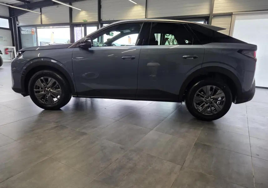 Vue latérale gauche du Peugeot 3008 hybride 2026 bleu métallisé en intérieur, avec jantes alliage 18 pouces.