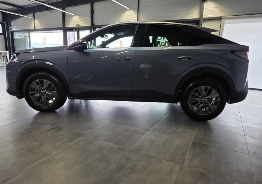 Profil côté gauche du Peugeot 3008 hybride bleu métallisé 2026, avec jantes alliage 18 pouces et détails noirs.