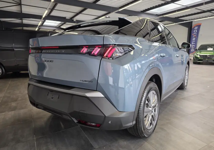Vue 3/4 arrière droit du Peugeot 3008 hybride bleu avec feux arrière à LED en forme de griffes et bandeau noir laqué.