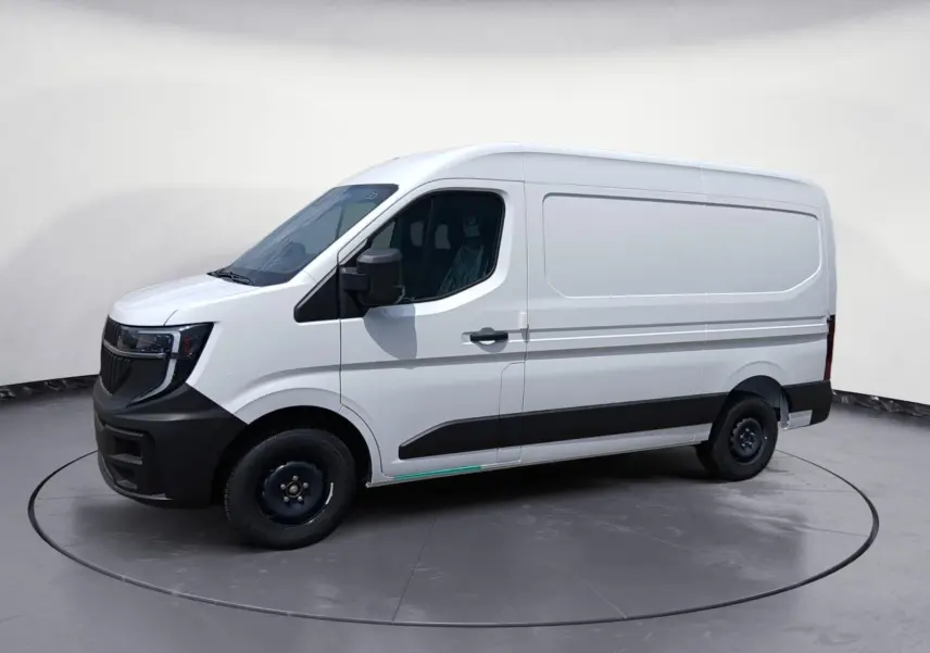 Renault Master blanc en vue de profil côté gauche, fourgon utilitaire avec pare-chocs noir et rétroviseurs électriques.