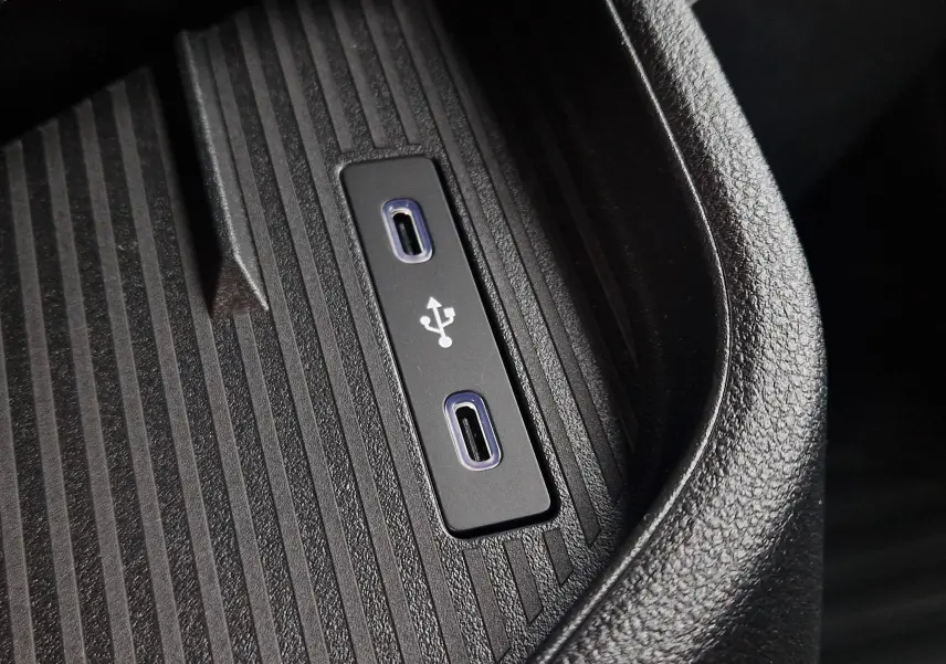 Gros plan sur les deux ports USB-C intégrés dans la console intérieure du Renault Master blanc L2H2 2026.