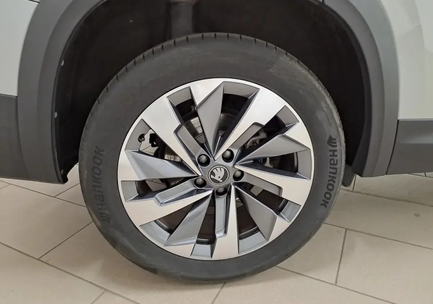 Gros plan sur la jante alliage 19'' Lefka anthracite avec pneu Hankook du Skoda Kodiaq gris perle, côté gauche.