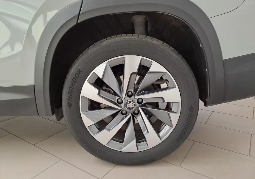 Gros plan sur la roue avant droite du Skoda Kodiaq gris perle, jante alliage 19'' Lefka anthracite.