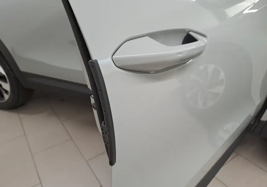Gros plan sur la poignée de porte côté avant gauche du Skoda Kodiaq gris perle avec jante alliage visible en arrière-plan.