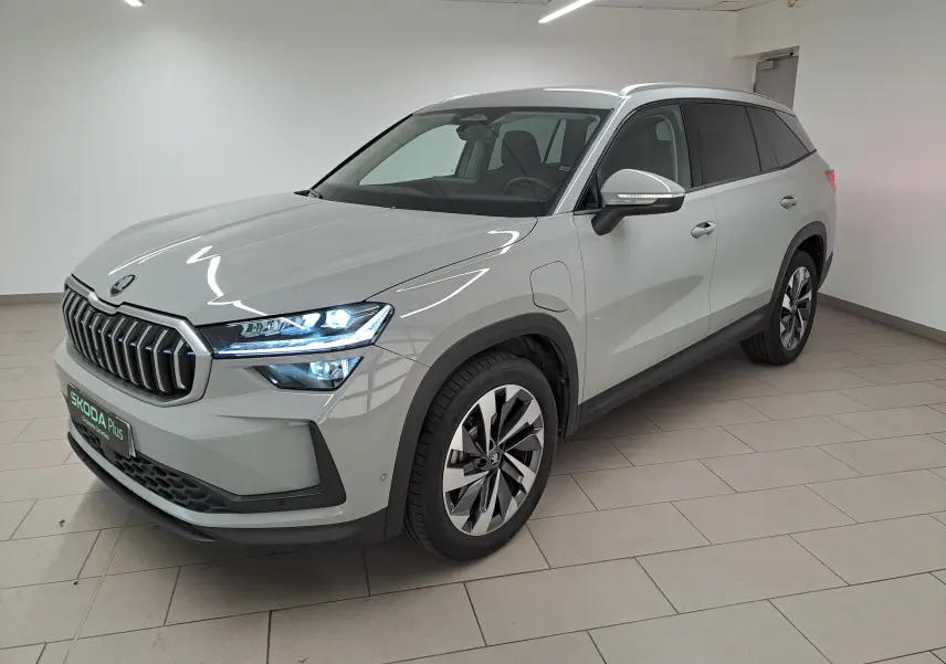 Vue 3/4 avant droite du Skoda Kodiaq gris perle avec phares allumés et jantes alliage modernes.