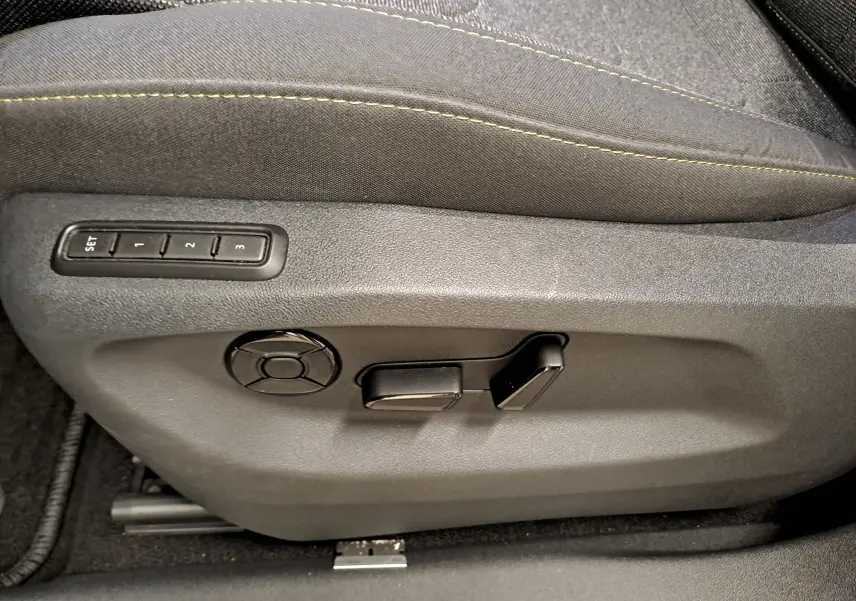 Détail des commandes de réglage électrique du siège avant gauche du Skoda Kodiaq gris perle 2025.