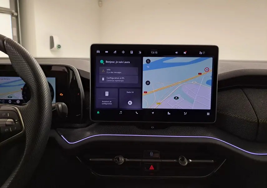 Tableau de bord intérieur du Skoda Kodiaq 2025 avec écran tactile central affichant la navigation et éclairage d’ambiance violet.