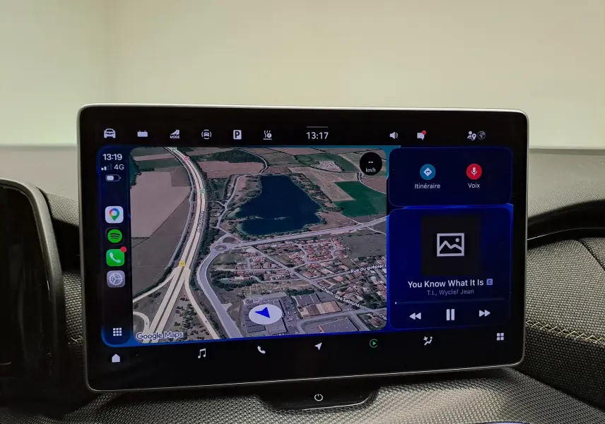 Écran tactile central du Skoda Kodiaq gris perle 2025 affichant navigation Google Maps et interface multimédia.