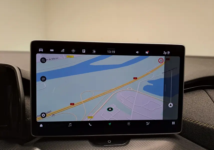 Écran tactile central du Skoda Kodiaq 2025 affichant la navigation, avec tableau de bord en tissu gris et surpiqûres jaunes.