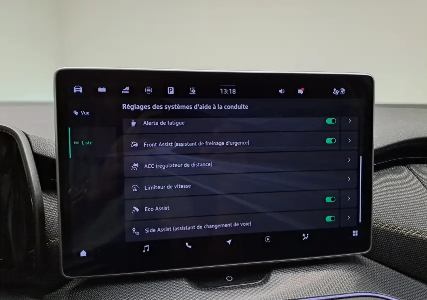 Écran tactile central du Skoda Kodiaq 2025 affichant les réglages des aides à la conduite en intérieur.