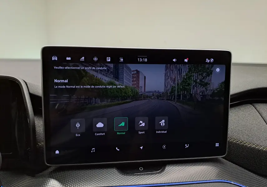Écran tactile central du Skoda Kodiaq 2025 affichant les modes de conduite, entouré de finition intérieure grise et surpiqûres jaunes.
