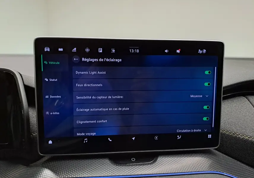 Je ne vois pas de véhicule sur cette image, seulement l'écran central avec les réglages d'éclairage du Skoda Kodiaq.