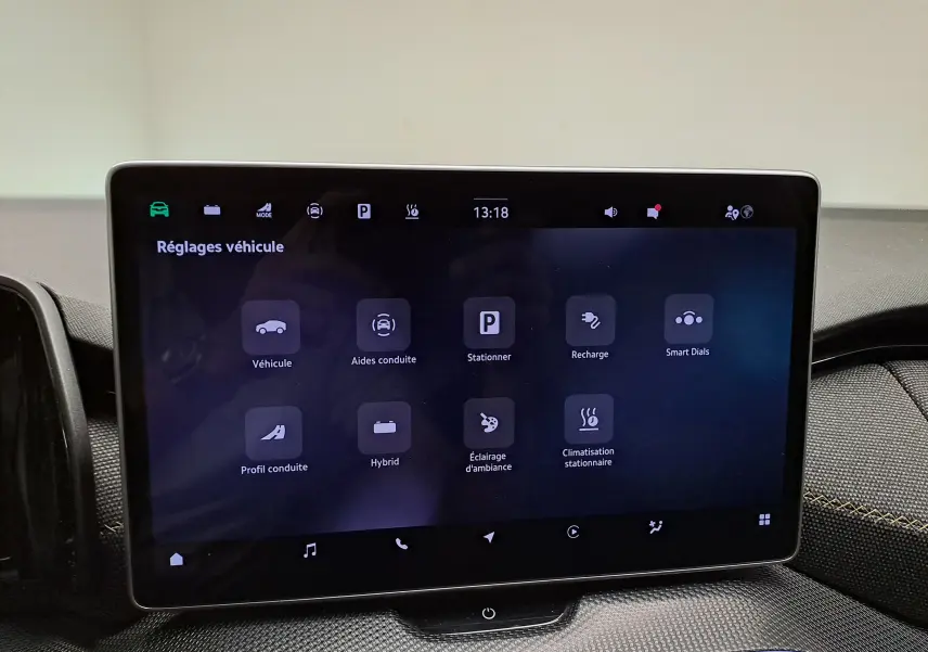 Écran tactile central du Skoda Kodiaq 2025 affichant les réglages véhicule dans un intérieur moderne.
