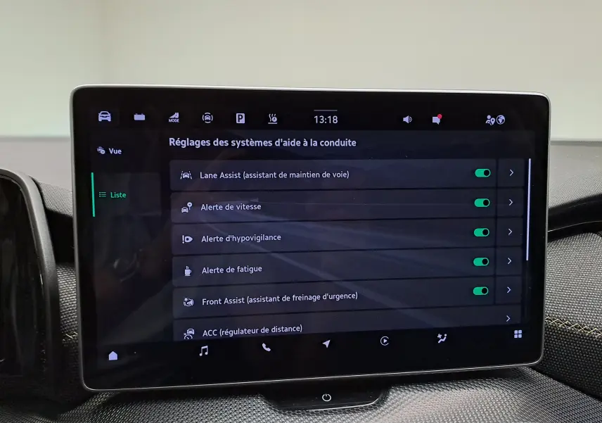 Écran tactile central du Skoda Kodiaq 2025 affichant les réglages des aides à la conduite, intérieur sobre.