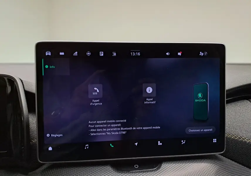 Écran tactile central du Skoda Kodiaq gris perle 2025 affichant le menu d'appels d'urgence et connectivité mobile.
