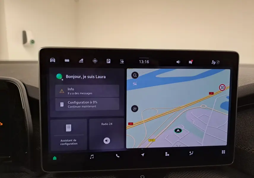 Écran tactile central du Skoda Kodiaq 2025 affichant navigation et assistant vocal "Laura" en intérieur.