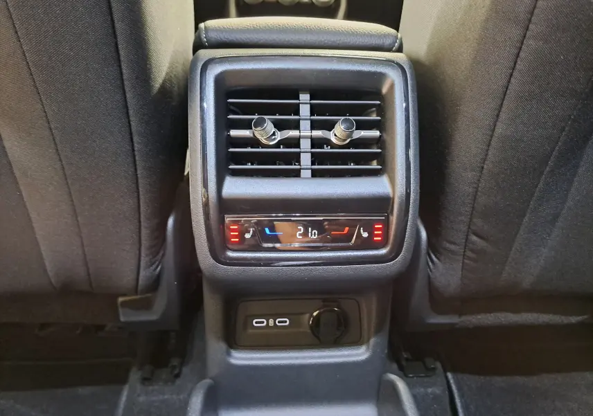 Vue rapprochée de la console arrière du Skoda Kodiaq gris perle 2025 avec commandes de climatisation et ports USB.