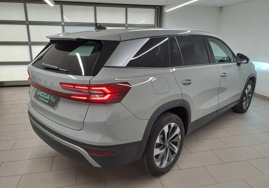 Vue 3/4 arrière droite d'un Skoda Kodiaq gris perle avec feux LED allumés et jantes alliage 19 pouces Lefka anthracite.