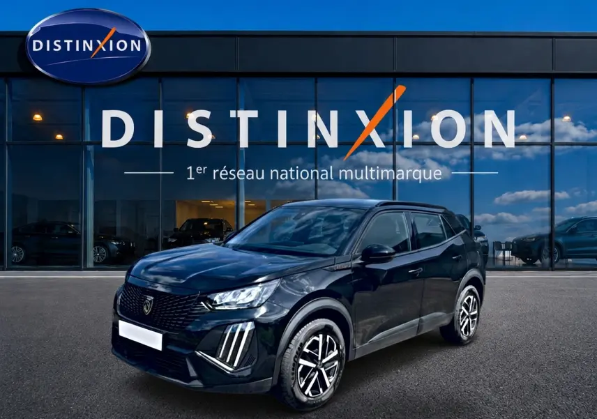 Peugeot 2008 noir en 3/4 avant droit, avec calandre distinctive et feux LED verticaux, devant vitrine Distinxion.