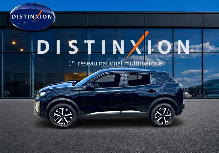 Peugeot 2008 noir vue de profil côté gauche, avec jantes alliage et toit noir devant vitrine Distinxion.