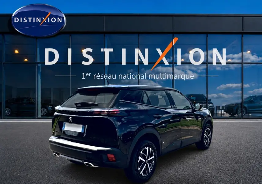 Vue 3/4 arrière droite d'un Peugeot 2008 noir brillant avec feux arrière LED et jantes alliage distinctives.